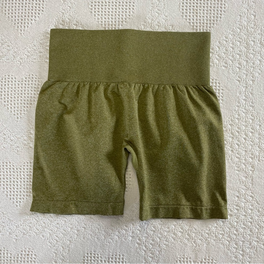 🍓Amazon Contour Shorts (M? L?)